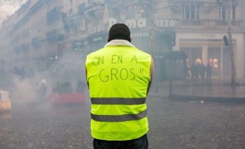 VU SUR LE NET / « SOIS TRANQUILLE », PAR BRUNO RUIZ « Une petite pluie fine descend dans ton cœur. Une meurtrissure mélancolique. Des volets se referment. N’abandonne pas tes pas, ton attente. Pense à la nuit lente des hommes. Aux poitrines de l’espérance qui respirent en secret. Ce n’est pas du silence qui habite nos lèvres closes, c’est une détermination transparente, la permanence d’une aurore qui s’entête sans connaître le jour. Tu peux rentrer chez toi ce soir. Tu existes désormais sur d’invisibles carrefours. Notre danse n’a jamais cessé et ne cessera jamais. C’est une chorégraphie séculaire et profonde. Sois tranquille. Sois tranquille puisque tu as raison. » Bruno Ruiz, 2018