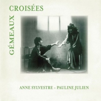RÉÉDITION DE L’ALBUM « GÉMEAUX CROISÉES » Il est des albums qu’on traite avec plus de précautions que d’autres : celui-ci en est un, qui plus est fameux. Paru en vinyl il y a trente ans, il n’avait jamais été réédité en CD depuis, devenant au fil du temps un collector mythique, désespérant ceux qui savaient son existence mais ne l’avaient point. Nous n’aurons pas l’insolence de le chroniquer, de porter un jugement (d’autres l’ont fait à l’époque) sur un disque paru il y a trois décennies. Reste qu’à plusieurs titres, c’est un disque important, ne serait-ce parce qu’il rassemble deux femmes qui se ressemblent. Toutes deux chanteuses arrivées à un moment de leur carrière où, pour sans doute des tas de raisons, elles sont en proie au doute. Par un Bobino puis un Olympia, Anne Sylvestre vient tout juste de laisser choir sa guitare et son micro sur pied, adoptant la liberté de mouvement que lui donne un micro HF. « « On nous avait proposé de faire un spectacle ensemble. Cela ne nous disait rien ni à l’une ni à l’autre. Et puis, je suis partie au Népal ; en rentrant, j’avais décidé de ne plus chanter et j’ai retrouvé Anne qui était chez moi. Pour elle non plus, cela n’allait pas bien fort. On a reparlé de cette idée et finalement, on s’est décidées ! Mais dès le départ, on ne voulait pas de co-récital ; plutôt quelque chose de qualité où on aurait joué, bougé et chanté ensemble » (témoignage de Pauline Julien, Je chante ! magazine, no 11, 1993). Dans la corbeille de ce spectacle commun, les deux amies mettre leurs chansons. Ça donnera ce spectacle et ce double album (enregistré en mars 1988 au Théâtre d’Hérouville) mythiques, disque qu’il nous est enfin possible de retrouver, de poser sur nos platines. Pour l’anecdote, on trouvera dans cet enregistrement une traduction française un peu oubliée de Suzanne, de Leonard Cohen, bien éloignée de celle que nous connaissons de Graeme Allwright, plus respectueuse aussi. Anne Sylvestre et Pauline Julien, Gémeaux croisées, réédition Anne Sylvestre/Universal/EPM 2018.