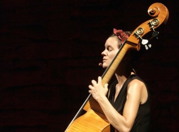 Pauline Dupuy, dite Contrebrassens, à Barjac (photo Anne-Marie Panigada)