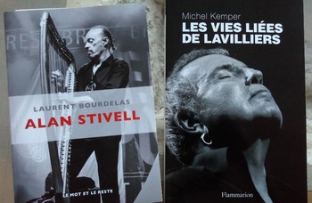 STIVELL ET LAVILLIERS : DEUX LIVRES Pas la peine vraiment de parler ici du livre que j’ai écrit il y a quelques années sur Bernard Lavilliers (Les vies liées de Lavilliers, 2010, collection Pop culture chez Flammarion). Par contre dire en quelques mots tout l’immense intérêt de la lecture du « Alan Stivell » de Laurent Bourdelas, paru en novembre 2017 chez Le Mot et le Reste. Malgré quelques éléments biographiques, on ne parlera pas tant d’une biographie que d’un inventaire précis et précieux des étapes artistique de Stivell, principalement par sa discographie. Ça foisonne de renseignements, de mises en perspective, d’informations partagées par Alan Stivell et les témoins de son parcours. Quelques erreurs parfois (non, Malicorne n’est en rien un groupe de folk irlandais et anglais !) n’arrivent pas à ternir un vrai plaisir documentaire à une lecture qui vous donne la furieuse envie de reprendre, un à un, l’écoute de tous les albums de notre chanteur et musicien beton.