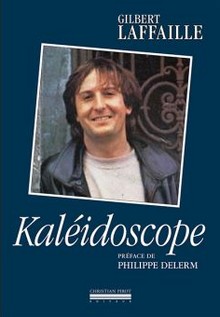 Ce livre est éblouissant. Éblouissant car aussi complet qu'il puisse être, plus même. Et honnête. En fait ce sont deux livres en un. L'intégrale des chansons et sketches de Gilbert Laffaille. Et l'autobiographie de Laffaille. Il faut toujours se méfier des autobiographies : elles sont suspectes. Suspectes de ne pas tout dire ou d'en dire trop, de se donner à tout jamais le beau rôle, d'opportunément oublier certains faits moins glorieux que d'autres, de farder la réalité. Entre nous, vous imaginez-vous l'autobiographie de Bernard Lavilliers ? Là, avec Gilbert Laffaille, on est surpris (mais, connaissant le bonhomme, pas tant que ça), scotchés par cette volonté de vérité. Et de modestie. De restitution (des époques traversées, de ce qu'est vraiment le métier, de toutes les anecdotes rapportées, des événements et drames familiaux), de ce constant soucis de précision. Et, j'insiste, de l'honnêteté qui suinte de chaque page de ce beau gros bouquin. On en apprend sur Laffaille autant que sur l'histoire de la chanson, de celle qui s'écrit entre 1977 (année de son entrée en scène) et maintenant. C'est un livre qui d'emblée prend une place privilégiée dans notre bibliothèque chanson, comme le grand et précieux livre qu'il est. Il n'est même pas besoin d'être inconditionnel de l'oeuvre de Gilbert Laffaille pour y trouver son plaisir, c'est dire. MK