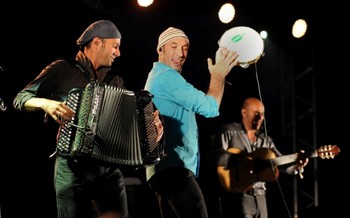 LA RUE DES ARTISTES, A SAINT-CHAMOND . Le même weed-end, à vingt kilomètres de Saint-Etienne, on gagnera à nettement préférer le festival La Rue des artistes à Saint-Chamond. Théâtre de rue, cirque et concerts. Avec, le vendredi 14 juin : Broussai, Mon Coté Punk, The Mitchi Bitchi bar, Leonid ; le samedi 15 juin : Groundation, The Fat Bastard gang band, Tracy de Sa, Chez Remomes ; le dimanche 16 juin : Sinsemilia, Les Tit'Nassels, Pop 119. Précisons que le billet d'entrée est de 5 euros le vendredi ainsi que le samedi, gratuit le dimanche.