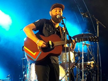 PENDANT CE TEMPS-LÀ . Les Dalton Télégramme nous avaient enchantés avec Sous la fourrure, épatant album de chansons folk aux accents country. Un son réjouissant, venu des grands espaces américains et assez rare sous nos contrées. Leur concert de ce dimanche soir était l’occasion pour le groupe de nous présenter maints extraits de leur nouveau CD, dans les bacs le 20 septembre. De prime abord, la variété des ambiances musicales qui y est de mise s’est faite au détriment de l’originalité de leur univers initial. Le concert restait toutefois des plus entraînants et on attendra donc d’avoir écouté la galette pour se faire une idée de la direction prise par le groupe. (photo DR)