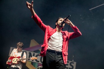 AUTRE TEMPS, AUTRE LIEU Première spadoise pour Feu ! Chatterton. Je les avais applaudis voici un an à Namur. Le groupe m’a paru ce samedi bien fatigué (la tournée serait-elle trop longue ?) et leur rock intello a bien eu du mal à passer la rampe. Le concert ne décollera réellement que sur les 2 derniers morceaux. Après une heure d’ennui poli, c’est un peu juste.