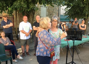 BELLE ET REBELLE . A l'occasion du vernissage de l'exposition « Francesca Solleville », le 14 juillet dernier, Michel Kemper a prononcé ce discours : . « On la dit belle et rebelle. Et ça, c'est tout Francesca Solleville, l'insoumise. Elle aurait pu être docile. En quittant le chant classique pour se lancer dans la « variété », elle aurait pu se laisser pieds et poings lier par les requins du show-biz qui, pour leurs poulains, leurs pouliches, décident tout de leur future carrière, choisissent leurs chansons, les formatent en tubes comme du vulgaire dentifrice, de la vaseline, gèrent leur emploi du temps et même leurs amours devant les photographes. Faisant vaciller la chanson d'alors, celles notamment des cabarets, le yéyé pointe son nez en ces années-là : Francesca aurait pu être une de ses égéries, collègue de travail de Sylvie, de Françoise et de Sheila, photos pleines pages dans Salut les copains, télés avec Guy Lux et chez les Carpentier, promesse de disques d'or à la pelle. Le partage est intelligent : la bouillie pour certains, la poésie pour Francesca. Elle, c'est Louis Aragon, c'est Pierre MacOrlan, Guillevic et pas mal d'autres. Ce seront parmi les plus belles pages de la poésie, de la chanson. Elle aurait pu se limiter aux grands classiques, ceux publiés dans de beaux ouvrages délicatement reliés, des anthologies. Mais la chanson est aussi sauvage qu'elle, dont les jeunes pousses fleurissent partout « sans passer par la liste des approuvés » comme dirait Félix Leclerc. Francesca sait l'identifier, la saisir et lui fait large place. Les jeunes et moins jeunes auteurs le savent qui lui offrent leurs plus beaux textes. On évoquera Leprest, bien sûr, mais l'Allain avec deux ailes ne fut pas le seul à rejoindre la prestigieuse liste des auteurs de Francesca Solleville, répertoire toujours régénéré, l'un des plus beaux de la chanson. Avec Ferrat pour autre figure tutélaire et Antraigues pour épicentre. Etonnez-vous que la chanson de Solleville soit aussi jeune, que Francesca soit l'une des plus sûres marraines de la jeune chanson d'auteur. On peut parler de Francesca bien autrement, narrer ses rencontres, raconter ses engagements, ses luttes. Francesca n'était pas faite pour le papier glacé de la presse people mais pour peindre et porter haut les calicots rouge coquelicots de nos manifs outragées. Francesca est comme cette chanson qu'elle chante et tient de sa consoeur Véronique Pestel ; Vanina s'en va. Elle est témoin et actrice d'un siècle qu'elle incarne plus que tout autre. Siècle d'espoirs et de désillusions, sans jamais baisser les bras. C'est sans doute pour ça qu'elle chante le poing levé. Si un jour est écrit le Roman de Francesca, qu'il ne soit pas la biographie d'une chanteuse à la seule destination de son public. Son récit de vie est bien plus important, bien plus universel. C'est l'histoire d'une femme courageuse, résolue, formidable. C'est par elle la rencontre de gens d'exception, de grand hommes, de politiques, d'écrivains, de philosophes et de poètes, de peintres, de cinéastes et de musiciens, de tout ceux qui éclairent notre monde. Et de gens de tous les jours, bien plus modestes et tout aussi intéressants. Francesca n'est pas du monde du show-biz qui ne sait vivre que dans un entre-soi et dans des calculs, des stratégies. C'est une femme du peuple, qui ne l'a jamais trahit. Qui chante pour lui. Ce récit de vie de Francesca serait nourrit d'anecdotes parfois incroyables, qui toutes s'inscrivent dans la petite ou la grande Histoire de ce pays, de celui d'Italie aussi, à l'unisson des aspirations sociales, d'un projet de société, d'un idéal politique. Il est le point de convergence des luttes. Francesca relève tant du livre d'Histoire que du carnet de chants. Elle est indispensable. »