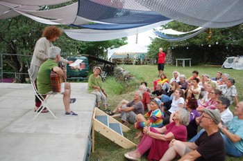 DÉGUSTATION DE CHANSONS AVEC "LA RUCHE" ! . Si les abeilles désertent nos  campagnes, ce n’est pas le cas à Pourchères. "La Ruche" ?, c’est le nom du stage "Écriture de chansons" en prélude à la Chansonnade, qui nous offre le miel de sa production avant même le pot d’accueil et le premier concert.  C’est qu’ici on offre un pot de miel à chaque artiste ! D’où l’idée de Véronique Pestel, accompagnatrice lumineuse et attentive de ce stage, avec Jean Duino à la guitare et à la composition, de « butiner les rimes, les rythmes et les mélodies, en faire un miel de soi pour essayer de le mettre en pot pour qu’il tienne dans une chanson ». Débutants ou habitués des stages et des scènes, ici tous les stagiaires sont ensemble, amateurs et professionnels. L’émulation du groupe fut fertile ; se succèdent devant nous chansons drôles ou touchantes, chantées ou scandées, vibrantes d’une belle émotion. C’est qu’il faut oser présenter au public –même tout bienveillant qu’il est ici- sa chanson toute fraîche, à peine sortie de l’alvéole ! Alors les pieds s’ancrent, le corps s’arrime et de belles voix, de belles musiques s’élèvent dans la Bergerie. Une riche production savoureuse des belles "abeilles" de "La Ruche" ! 