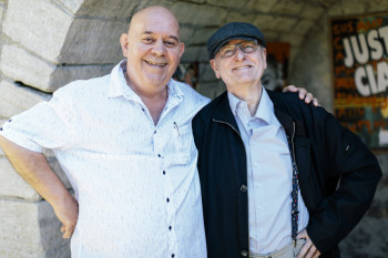 MOREL ET DAUTIN SUR-DOUAI 2019 . Même si l'ensemble des lauréats du Prix Jacques-Douai ne représentent par la totalité du spectre de la chanson que nous défendons, disons tout de même que TOUS les lauréats de ce très estimable prix figurent parmi les favoris de NosEnchanteurs. Il en manque sans doute quelques-uns pour faire bon poids. C'est dire si l'intronisation de Gérard Morel était attendue. Comédien et metteur en scène ; Morel s'est essayé à la chanson sur le tard, à 46 ans, sans passer par la Star-Academy. Sa gouaille, sa bonne humeur, son physique au crâne dégarni et ses chansons qui souvent ont célébré l'amour et le bouton de rose, se sont vite fait une place privilégié pour public friand de refrains tendres et gaillards à la fois. Gérard Morel a plusieurs formules de concerts et a participé à nombre de spectacles, comme chanteur (sur Victor Hugo, Allain Leprest, Roger Riffard...) ou metteur en scène. Son dernier album en date, Affûtiaux cafouilleux, est sorti en 2017. C'est en 1968 qu'Yvan Dautin, abandonnant ses études de lettres, enregistre son premier disque, qui préfigure deux décennies en haut de l'affiche. Les temps sont durs et la chanson a par la suite du mal à se faire entendre : la carrière d'Yvan Dautin est à éclipses, comme l'est sa production discographique. Hors super 45 tours, compilations et disques en public, Dautin est à la hauteur d'une dizaine d'albums. Onze avec Le cœur à l'encan, qu'on présente volontiers comme son plus bel album, belle occasion de lui faire fête, de le célébrer. Morel et Dautin : ces deux-là manquaient au palmarès : le talent les rattrape, qui les punaise à un tableau d'honneur déjà prestigieux, qui l'est d'autant plus avec leur arrivée. Présidé par Jacques Bertin, le Prix Jacques-Douai est décerné chaque année, depuis 2007, à un artiste, une personnalité ou une structure qui, par son action ou son œuvre artistique, fait vivre la chanson francophone, le répertoire et les idéaux que Jacques Douai a portés toute sa vie : célébration de l’art de la chanson, respect et souci d’élévation du public, émancipation par la culture et l’éducation populaire. (photo David Desrumeaux, Hexagone)