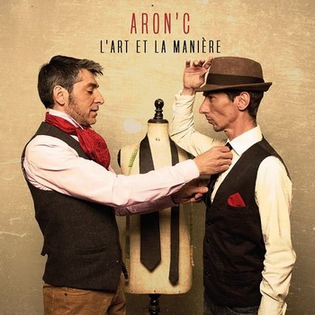 ARON’C, L’ÉMOTION À QUATRE MAINS . Douze ans et quatre albums plus tard, Aron Cohen et Thomas Cousin , vrais frères d’art sinon de naissance, ont acquis l’art et la manière de conjuguer rock et chanson sans problème déontologique, de réveiller notre esprit d’aventure tout en prenant la vie comme elle vient. Il serait facile de dire qu’ils sortent l’album de la maturité, pourtant il y a de ça, tant le duo est rôdé, les voix fusionnelles (Le ciel peut nous attendre), même si pour le coup celle d’Aron est toujours en tête, éraillée et vibrante et plus ronde en même temps. Dès la première chanson ils donnent le défi : « On ira danser, on fera pas comme tous les autres (...) mais sans se vendre et piétiner ce monde usé / Pour en disperser les cendres ». Si la musique est brillante,la mélancolie est au coin des chansons, mêlant l’intime et le monde autour d’eux, très écrites, très poétiques « Et je fuis de port en port, regarder la nuit tomber / Sur les champs en mal d’aurore, au fond des vals ensanglantés / Moi j’irai cueillir encore des chrysanthèmes », cri désespéré et en même temps morceau de rock virtuose. Qui contraste avec la balade à l’accordéon, Dans la ruelle : « Y’a pas que des larmes au ghetto, y a d’la romance sur le trottoirs / Y’a des seigneurs du caniveau et y’a des poètes au comptoir ». Et pour nous émouvoir, la belle montée de Mes mains, ma guitare digne des plus grands songwriters anglo-saxons, avec le discret harmonica. Si Tu l’emporteras est chant de séparation entre déchirure et menace, l’espoir pointe d’une Otra vida, mêlant douceur voyageuse et exotisme chaud d’un refrain hispanique. Les préoccupations sociales restent présentes avec ces deux chansons toujours d’actualité, même si les termes changent, La nuit debout et le collectif L’intermittent. Tandis que l’angoisse de la feuille blanche inspire le joli texte de Nuit d’ivresse... Aron’C, L’art et la manière, autoproduit 2019. CATHERINE LAUGIER