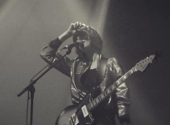 LE CONCERT . Bruxelles, Cirque royal, 14 décembre 2019. L’occasion nous a été donnée d’applaudir La Féline, programmée à Bruxelles en première partie de Renan Luce. On sait combien il est difficile d’imposer un univers quand on ne dispose que d’une petite demi-heure, en lever de rideau de la vedette, devant un public qui ne vous connaît guère et ne vous attend pas. Le défi fut pourtant relevé haut la main. C’est seule, munie de sa guitare et de séquences enregistrées, que La Féline se présente à nous, vêtue d’une splendide combinaison comme en portent dans les films les voyageurs de l’espace. Tout sourire, le verbe facile (« J’essaie de prolonger mon show avec des moments de stand-up », nous avoue-t-elle en riant), elle arrive sans peine à convaincre le public par ses quelques chansons, forcément plus incarnées en live que sur le disque. Belle présence, bon contact, très jolie voix un peu brisée, de quoi nous donner envie de la revoir pour un concert complet. Rendez-vous dès que possible. (photo Thomas Guerigen) 