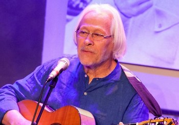 UN NOUVEL ATELIER CHANSON À PARIS . Joel Favreau, entre autres jadis guitariste de Georges Brassens, annonce l’ouverture en février, à Paris, d’un atelier chanson. Destiné aux chanteurs guitaristes, amateurs ou professionnels, auteurs, compositeurs ou simples interprètes qui désirent travailler les chansons qu’ils aiment, qu’ils en soient ou non les auteurs. Un cycle de trois séances sur trois mois. Renseignements : Le sourire du chat, 5, rue Bellier Dedouvre 75013 Paris. prod@lesourireduchat.com (photo Vincent Capraro) 