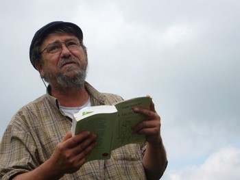 À PIED SOUS LE CIEL . Depuis 1991 Philippe Forcioli, auteur, compositeur, lecteur, organise des randonnées en petits groupes sur les chemins de France. Une déambulation synonyme de chansons, de rencontres, de lectures sous les arbres et sur les collines, de joies simples. « A pied sous le ciel » est affiliée à la Fédération française de randonnée pédestre ». Prochaine étape ce printemps 2020 sur le plateau d’Espinouse, du jeudi 21 au dimanche 24 mai. Avec Martyn Neal, enseignant en yoga. Nouvelle destination du 11 au 18 juillet vers la Hollande, sur les pas du peintre Van Gogh. . "A pied sous le ciel", Éric et Chantal Iehl, 6 impasse de l’Octogone, 11200 Canet 