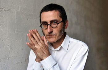 LES CABARETS CHANSONS PRIMEURS SONT DE RETOUR . Une dizaine d’artistes enfermés pendant trois jours avec un objectif : écrire au moins douze chansons à chanter en public dès le quatrième jour. C’est à partir de cette feuille de route (Et de chansons) qu’Ignatus invite une troupe renouvelée à se produire chaque année. Ignatus fait office de maître de cérémonie et présente en première partie une version courte d’un de ses spectacles. De nombreux artistes ont déjà rejoint l’aventure. Des chansons nées pendant les primeurs ont terminé sur des albums (comme « Un enfant » d’Amélie les crayons) En 2019, parmi la promotion de l’année : Bastien Lucas, Otillie B, Laura Cahen et bien d’autres. Le public est associé à ces récitals qui rassemblent. En 2020, rendez-vous en février, le jeudi 13, au Train-Théâtre à Portes-lès-Valence (Drôme); le vendredi 14, à Vernoux-en-Vivarais (Ardèche), espace culturel Louis-Nodon, en partenariat avec le Théâtre de Privas, avec, notamment, Bastien Lucas, Zaza Fournier, Damien Jourdan, Katel. Le jeudi 5 mars, à La Bouche d’Air, salle Paul-Fort, Nantes (Loire-Atlantique). Chansons primeurs : https://www.ignatub.com/sur-scene/chanson-primeur/ (photo Marie Monteiro)