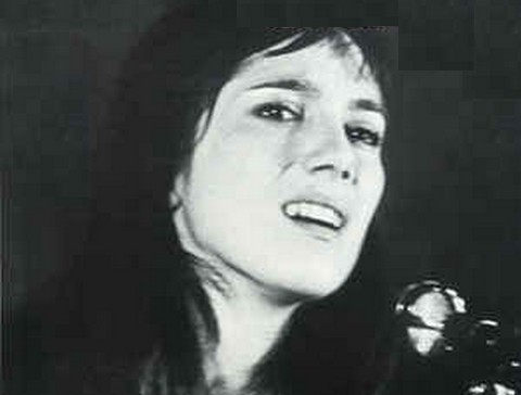 Claire, femme qui chante