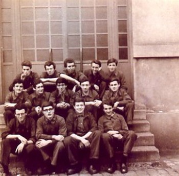Bernard Oulion (en haut au milieu) parmi ses camarades de classe à l'école de la Manufacture d'Armes.