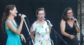 Liste des artistes du 29/07/2020 à la filature de Barjac : Scène ouverte (2 chansons ou 5 mn) : Michel Avallone, Dominique Babilotte, Mathieu Barbances, Marie-Liesse Beauvarlet, Leonor Bolcatto, Viviane Boris, Rémi Constant, Isabelle Fournier, Michel Giacometti, Bertrand Haggenmüller, Flora Huttl, Chris Le Hache, Gaëlle Le Teuff, Nathalie Lillo, Lily Lucas, Benoît Marc (Cheval 2 trois), Sophie Martin Hautinguiraut, Eric et Marie Pellerin, Céline Pruvost, Anne Pia, Robinsonne, Annelise Roche, Sophie Rochoux, Liz Van Deuq Minis concerts (30 mn) : Alcaz’, Joce Ballerat, Natasha Bezriche, Bernard Joyet, Laurent Berger, Coline Malice, Maurad Mancer, Gwen Soli et Monsieur G. Photo ci-dessus : Les Plates (Céline, Liz Van Deuq et Lily Luca)