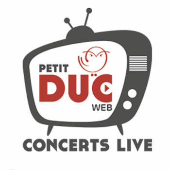 Le 3 septembre 2020 a eu lieu en direct le premier test de la nouvelle chaîne numérique du Petit-Duc, dans les conditions d'une séance de travail, avec le trio Joulik, Mélissa Zantman à la flûte traversière, au piano, à l'accordéon ; Robin Celses aux guitares, oud, bouzouq..., qui se sont rencontrés en 2010, et Claire Menguy au violoncelle, qui les a rejoints en 2016. Qu'ils viennent du trad, du jazz ou du classique, ou des trois à la fois, le trio chante des chansons du monde en cherchant à relier l'histoire, les langues et les couleurs vocales, souvent polyphoniques, de chansons inspirées de chants traditionnels mais qui sont pour la plupart des créations, un folklore imaginaire. La recherche d' effets de sons semblant venir  d'une cueca (tambour brésilien à friction), d'une kora, d'un cymbalum ou d'un berimbau (instrument frappé), mais joués avec des instruments non traditionnels, l'utilisation d'un looper  ou d'un octaver  leur permet d'enrichir leurs couleurs sonores, de faire des ponts entre les musiques, des pays de l'Est (Joulik est un mot russe qui signifie chenapan) à l'Afrique, des Balkans à l'Inde... Après l'historique de la situation et des projets du Petit Duc par son directeur artistique Gérard Dahan, le trio a joué comme en répétition, une chanson en espagnol, Papel, une en français, ont rectifié leurs arrangements, se sont prêtés au jeu des questions de Gérard, et de Myriam qui retransmettait le tchat du public, puis ont offert un poème réunionnais en cours de mise en musique . Détail : la formation que j'avais chroniquée début  2016 comportait à la place de la violoncelliste une contrebassiste, Gabrielle Gonin que nous retrouverons cette année dans le quintet La Mòssa. 