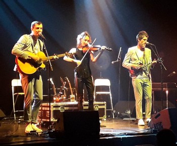 MAIS AUSSI . Une trop courte première partie limitée à 5 chansons, mais suffisamment longue pour nous donner envoie de les retrouver. Eux, c’est Charly Charly, deux frangins chanteurs-guitaristes, accompagnés d’une violoniste pas manchote. Des chansons aux accents folk, mêlant nostalgie et tendresse, pour évoquer le premier Noël après le deuil, le divorce ou les premiers baisers. Affaire à suivre, assurément.