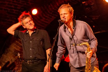 MAIS AUSSI 2ème concert du co-plateau, voici le duo inédit formé par Sacha Toorop et Toine Thys. Deux pointures. Le premier chante et est multi-instrumentiste, même s’il est connu pour être avant tout le batteur de Dominique A. Il nous a démontré ce soir que la guitare et le piano n’ont pas de secrets pour lui non plus. Le second est un saxophoniste réputé, multipliant les formats et les collaborations, comme tout musicien de jazz qui se respecte. Ensemble, ils nous ont offert une prestation impeccable, mêlant dextérité musicale et humour dans les intermèdes parlés. Des chansons en anglais ou en français (voire en une langue africaine, pour un morceau). Qu’on n’a pas cherché à comprendre, Sacha Toorop, néerlandophone d’origine, écrivant dans un français obscur qui ferait passer Bashung pour Sheila ! Concerts de musiciens donc, à apprécier comme tel, conçu pour le rêve et le voyage intérieur. Contrat rempli.