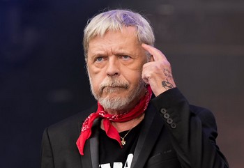 LA PRÉFACE DE RENAUD « C’est pas un Olympia pour moi tout seul, mais une « putain d’expo » juste pour Mézigue que vous allez zieuter... Et au musée de la musique, s’il te plaît ! Moi qui connais trois accords de guitare je trouve ça zarbi, mais bon j’dis rien. Ce s’rait une sorte de rétrospective de ma vie de chanteur, y paraîtrait. Un pote m’a dit que ça « sentait le sapin » , mais je m’en tape un peu, j’aime cette odeur qui me rappelle les doux noëls de mon enfance. Une expo de son (mon) vivant - ou ce qu’il en reste -, c’est franchement pas ordinaire. Faut bien dire. C’est beaucoup d’honneur pour un chanteur énervant qu’a pas encore tout à fait calanché et qui compte bien ne jamais arriver à ce manque de savoir vivre comme disait ce vieil Alphonse… Du coup, cette putain d’expo résonne un peu comme le Séchan du cygne et je ne vous en voudrai pas si vous versez quelques larmes sur ce parcours hasardeux qu’on appelle une carrière et qui ressemble étrangement à ma vie. C’est mon frangin qui me reste qu’a eu cette idée à la congrue. Il est spécialiste de moi depuis la naissance de mon jumeau. Mais comme si ça suffisait pas, il a appelé Johanna Copans à la rescousse qui elle est carrément championne du monde universitaire olympique de ma pomme. Tout a été fait derrière mon dos, mais sans coup de râteau comme dans la chanson. C’est vrai que moi je bosse à donf là-bas, à dache, dans mon cabanon l’islois. J’y expérimente l’ennui et ça marche plutôt bien. Ça va être une vraie surprise de me visiter en personne, et j’espère ne pas trop me décevoir quand même. C’est pas fastoche d’exhiber sa vie et ça renvoie inévitablement au temps passé, à celui qu’on aurait voulu retenir tellement c’était bien, à celui qu’on aurait jamais voulu vivre tellement c’était moche. « Le temps d’apprendre à vivre, il est déjà trop tard », disait le poète et c’est un peu cet apprentissage agité, livré à ses enthousiasmes et à ses désenchantements que mes gentils apologistes ont voulu mettre en avant dans cette exposition qui porte le nom du plus vieux métier du monde pour honorer le plus beau de tous : le mien » . RENAUD