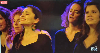 EN DIRECT DU PETIT-DUC Photo Capture La Mòssa Le mercredi 14 octobre Bout’chou concert invitait les toux petits à découvrir en deux séances l'après-midi de grands compositeurs classiques – Offenbach, Rossini, Mozart – et des chants traditionnels bulgares. Vendredi 16 octobre c'est le Quartet Fred Pasqua /Moon River, batterie, guitare contrebasse bugle et trompette, qui était sur la scène du Petit-Duc, ambiance paisible, subtile et chaleureuse. Samedi 17 octobre, exceptionnellement avancé à 18h30 en raison du couvre-feu, le concert de La Mòssa présentait ses chansons puisées dans les répertoires traditionnels d'Italie et particulièrement de Naples, du Limousin, de la Réunion, du Brésil, d'Albanie, de Bélarus ou de Finlande... avec des percussions venues du monde entier : sando brésilien qui fait l'effet d'un tom basse, tambourin italien, kayamb réunionnais, karkabou d'Afrique du Nord... Les cinq chanteuses, Lilia Ruocco, Emmanuelle Ader, Sara Giommetti , Gabrielle Gonin (que nous avions rencontrée auparavant avec Joulik) et Aude Marchand, que l'on croirait descendues de tableaux de la renaissance italienne avec leurs cheveux blonds vénitiens ou bruns, mêlent leurs timbres et leurs harmoniques, jouent avec les musicalités, et parlent de thèmes éternels où parfois les revendications féminines se rencontrent. Ce weekend deux concerts des Swing Cockt'Elles, Et Dieu créa le Swing, le 24 à 18 heures et le 25 à 17 heures, exceptionnellement non retransmis sur la chaîne web, affichaient complet. A compter du 7 novembre, en raison du couvre-feu, et jusqu'à nouvel avis tous les concerts prévus (Joulik, Didier Sustrac, etc.) sont maintenus aux horaires prévus et enregistrés sans public, visibles UNIQUEMENT VIA LA CHAINE WEB, en direct seulement, soit à l'unité, soit en prenant l'abonnement qui donne droit à tous les spectacles, adhésion de 5 € au Petit Duc pour la saison requise dans les deux cas. Toute personne ayant déjà acheté son billet en présentiel pourra en demander le remboursement et l’attribution d’un code d’accès gratuit sur la chaîne Petit Duc Web pour son concert. En accord avec le Petit Duc, dix codes d'accès à la chaîne web sont à gagner pour les dix spectacles en direct du mois de novembre, un gagnant par spectacle, en laissant un commentaire sous cet article avec la mention CONCERTS EN STREAMING « PETIT DUC WEB » et le nom du spectacle choisi. Attention premier spectacle le 7 novembre, JOULIK. Pour chaque spectacle s'il y a plusieurs demandeurs seul le plus rapide gagnera le code. Ce jeu n'est pas réservé aux aixois, c'est l'avantage de la chaîne web !