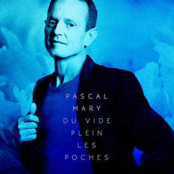 BLUES... « De la tendresse en pagaille (...), du ciel plein la caboche », le voilà cet album dont nous avions eu quelques titres en primeur en 2019 à Avignon ... Si l'on retrouve l'humour acéré de l'auteur avec cette Prière des animaux  fort satisfaits du confinement des humains prédateurs, on y vogue surtout sur des titres mélancoliques et tendres. Écorchures de la vie, impermanence de la jeunesse et des bonheurs (on pense à Queneau chanté par Gréco et son Si tu t'imagines (...) xa va xa va xa va...), amours perdues, ennui d'une vie sans envie. Des chansons sur la mort, qu'on l'accepte, Je veux mourir content, ou la refuse : « Sûr qu'on aura la frousse / D'aller nourrir la mousse ». Le sommet d'émotion reste la chanson pour sa Petite sirène d'eau douce, sa mère, « Petite Ophélie de fortune » qui m'avait tant marquée lors du concert. Tout est écrit finement, sur des mélodies au piano enlevées ou émouvantes, avec un sens aigu des choses de la vie.  Il nous donne envie de vivre en faisant siens les bleus de cette vie, qui sait si bien aussi nous donner des arbres qui frissonnent ou des voix qui te caressent, pour peu qu'on soit amoureux... ou ramoureux !  Catherine LAUGIER