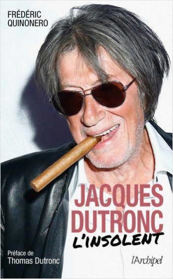 COMME ON DÉGUSTE UN BON ROMAN . Nous avions prévu, Pol de Groeve et moi, de nous partager le travail pour traiter cet ouvrage de Frédérique Quinonero. Captivé, passionné, Pol s’y est engouffré et a tiré toute la couette à lui. Je ne peux que le comprendre. Car ce Dutronc-là est passionnant, qui se lit comme on déguste un bon, un fort bon roman. C’est un objet littéraire qui tient tant du biopic de haute volée que de la bédé raffinée. Au hasard des plans, des planches, se croisent la vie, le destin de gens parfois illustres ou qui s’illustreront bientôt : ceux qui, sur scène comme sur grand écran, dans l’intimité aussi, peuplent ou ont peuplé le parcours de cet autre Grand Jacques qu’est cet artiste qu tient son job pour « métier d’escroc ». S’il est bien d’accumuler les pages de la petite comme de la grande histoire, les anecdotes, d’appeler à soi les témoignages, d’en prélever ici et là, encore faut-il savoir les mettre en page : s’il doit être un fieffé documentariste, un bon biographe est forcément un bon metteur en scène. Quinonero l’est, qui fait de ces 360 pages un nouvel ouvrage de référence. On rangera sans mal ce Dutronc dans le meilleur des crus de la biographie. En fait, il n’y en a pas tant de ça, il y en a même de moins en moins, la qualité n’étant plus forcément ce que recherchent les éditeurs. Les lecteurs aussi, hélas. Disons que cette bio-là est de la vieille école, non forcément du temps où les chanteurs avaient d’la voix (Quinonéro nous concocte pour bientôt un livre sur Serge Lama) mais celui où les biographes avaient l’amour du récit, de l’écriture. MICHEL KEMPER