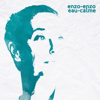 Enzo Enzo navigue en eau calme