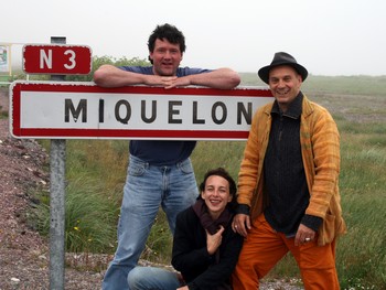 Et merde, je vais finir par être un habitué des notices nécrologiques sur Nos Enchanteurs. Voilà, cette fois-ci c'est Patrick Boez. Patrick, c'était Jambon-Beurre, la meilleure émission de chanson du PAF. Ça se passait sur Saint-Pierre et Miquelon La Première, qui émet du lointain archipel de l'Atlantique Nord. Depuis 10 ans et des bananes, chaque semaine, on avait droit à une heure de chanson, des nouveautés comme des vieilleries, servie avec une suprême décontraction et un humour permanent. Patrick, c'était aussi un ami. On l'avait rencontré là-bas, lors de notre premier séjour à St Pierre. Il avait une discothèque incroyable, au sens littéral du mot. Je lui demande si par hasard dans tout ça il n'a pas le disque de Grattons Labeur, un groupe qui remonte aux années 70 dans lequel débutait Danielle Messia. Mais bien sûr, me dit-il, et il me le sort tout de suite. Il venait régulièrement en métropole, c'était un mayou, comme on appelle là-bas ceux qui ne sont pas de Saint-Pierre, il était de Valenciennes. On se voyait à chacun de ses séjours, je crois qu'il aimait beaucoup Entre 2 Caisses. On devait y retourner une dernière fois l'année dernière, on a reporté à cette année, puis ça s'est finalement annulé, on devine, on covide à peu près pourquoi. Mais voilà, quelque chose ne passait plus, on ne sait quoi, et Patrick s'est transformé un bref instant en goéland. Je lève tristement mon verre à cet oiseau rare et précieux, en qui la chanson et pas mal de monde perdent un ami qui manque déjà foutrement, et c'est pas fini. DOMINIQUE BOUCHERY (Entre 2 Caisses) . (Patrick Boez avec le duo Alcaz, en 2007)