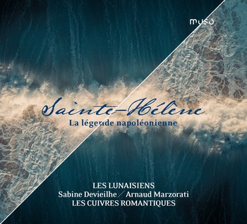SI NAPOLÉON M’ÉTAIT CHANTÉ . L’ensemble vocal et instrumental Les Lunaisiens aime puiser régulièrement dans les archives de la chanson populaire pour nous en faire apprécier les pépites parfois oubliées. Au fil du temps ils ont évoqué les chants révolutionnaires de 1789 et plus récemment, Brassens et Boris Vian. En cette année du bicentenaire de sa mort c’est avec Napoléon que l’ensemble réunissant des voix lyriques marque une nouvelle étape digne des NosEnchanteurs d’antan et de toujours. Le destin du petit caporal devenu empereur a inspiré nombre de chansons. Tant de son vivant qu’après. Plusieurs milliers de couplets ont été écrits rappellent les promoteurs de cet album. Le plus souvent écrit sur l’air d’un autre titre déjà connu (un « timbre »). C’est ainsi que nombre de chansonniers ont réécrit à leur façon la saga Napoléon. Les pour comme les contre ne ménageant pas leur peine. Les fervents défenseurs de l’empereur comme Emile Debraux Te souvients-tu (sur l’air de Joseph Denis Roche), ou encore Les Français du général Bonaparte (sur l’air de Ca ira de Bécourt) se mesurant aux farouches partisans de la royauté. Comme dans « Les mérites de Bonaparte » (sur l’air de Jardinier ne vois-tu pas), La campagne de Russie (Delmase, sur l’air d’Il était un petit homme). Politique quand tu nous fais chanter ! Dans le parcours proposé par Les Lunaisiens, accompagnés par des instruments historiques confiés par le Musée de la musique de la Philharmonie de Paris aux Cuivres Romantiques, on trouve des chansons connues en leur temps. Comme la Chanson de l’oignon (que l’on aime parce qu’il est bon !) évoquant la bataille de Marengo ou « Les pommes de terre » (sur l’air de l’Angélus) célébrant ce général, si proche de ses soldats qu’il en partage le frugal en-cas de campagne. L’armée encore, côté sombre,  avec Le conscrit  et la bataille de Waterloo (sur l’air de La Rosière, une contredanse du XVIIIème siècle). Pierre Jean de Béranger est bien représenté dans cet album avec la chanson posthume Sainte-Hélène (sur l’air de La République) et le classique Les souvenirs du peuple qui valut à son auteur des soucis avec la censure royale. Une chanson maintes fois reprises.  La légende chansonnière napoléonienne ne s’est pas seulement forgée que sur les champs de bataille ou les palais de l’époque. La rue et ses chansons populaires et le salon avec la romance sont au programme. Sabine Devieilhe interprète le tombeau de Joséphine (sur l’air du Bon Pasteur d’Antoine Romagnesi) ou les  Adieux d’une Mère (mise en musique par Hortense de Beauharnais). On peut encore entendre des pièces originales de Buhl, Cherubini et autres musiques militaires. Cuivres, percussions, orgue de barbarie, serpent (ancêtre du tuba) et autres instruments d’époque habillent ces chansons populaires. Comme l’explique encore Arnaud Marzorati, baryton et directeur artistique des Lunaisiens, la complexité du personnage Napoléon n’a d’égal que la force de son destin, écrivant depuis son île prison : « Si je fusse mort sur le trône, dans les nuages de la toute –puissance, je serai demeuré un problème pour bien des gens ; aujourd’hui, grâce au malheur, chaque heure me dépouille de la peau de tyran ». Le consensus n’est toujours pas de mise concernant cette figure de l’Histoire française :  lors de la récente commémoration de la mort de Napoléon, nombre d’échos ont fait référence à celui qui a rétabli l’esclavage. Ombres et lumières. Comme dans la chanson. ROBERT MIGLIORINI Sainte-Hélène, la légende napoléonienne. Les Lunaisiens. 23 titres. Muso Le site : https://www.leslunaisiens.fr/ www.cuivresromantiques.com