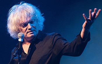 VIVE UZUREAU,  VIVE BRASSENS QU’IL NOUS FAIT REVIVRE ! . Pour qui aime l’œuvre de Georges Brassens, il semble naturel d’en connaître les prémices, la genèse, les premières chansons (qui doivent être prises comme telles, et non comme des brouillons qu’elles ne sont pas). Brassens a toujours pris grand soin de déposer ses chansons, parfois sans leur partition, à la Sacem. Certains de ces textes retrouvent aujourd’hui leur musique d’origine : les deux parties sont enfin recollées et nous sont ainsi offertes. Des chansons de jeunesse ? Sauf qu’il était alors dans sa vingt-troisième année. Des chansons peut-être plus faibles que celles qui suivront et le feront connaître, certes, mais qui annoncent cette suite. Au demeurant, je dois avouer que quand j’écoute À l’auberge du bon Dieu, je n’y vois pas beaucoup de faiblesse quant à l’écriture. Ce disque est pièce du puzzle Brassens, pièce prépondérante qui nous a longtemps manqué. C’est grand et inespéré cadeau. Que ce soit Uzureau qui le porte est dans l’ordre des choses : il est un des plus importants interprètes du natif de Sète et, dans une grande discrétion, travaillait depuis des décennies à cet événement. On a tant décortiqué Brassens, par des livres en pagaille dont certains sont aussi remarquables que franchement pertinents, qu’il convenait de préciser son œuvre chantée. Car, qu’on le veuille ou non, ces chansons-là furent chantées en public par Brassens lui-même – mais non enregistrées –, en l’occurrence à Basdorf (il n’y avait pas, c’est ballot, de home-studio dans ce camp de prisonniers), durant le STO, ne serait-ce que pour divertir ses camarades de chambrée et d’infortune. Je sais que certains feront la fine bouche, mais on n’a su réveiller Brassens, qui depuis quatre décennies dort d’une longue sieste, pour le faire retourner en studio d’enregistrement. Et puis Yves Uzureau c’est tellement vrai, c’est tellement bien. Plus que ça, c’est simplement remarquable. Vive lui, vive Brassens qu’il nous fait revivre ! MICHEL KEMPER