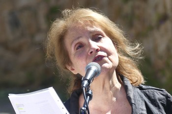 MICHÈLE BERNARD, QUI HABITE AU 4, CHEMIN ANNE-SYLVESTRE . Je me suis d’abord dit : « Jamais je n’aurais imaginé avoir un jour pour adresse 4, chemin Anne Sylvestre ». Mais à y regarder de plus près, je réalise que j’ai toujours plus ou moins habité chemin Anne Sylvestre. A l’adolescence, dans les beaux sillons de ses 33 T que j’écoutais en boucle avec mes copines de lycée, dans les rues du Vieux Lyon où je partais faire la manche en chantant ses chansons, dans les loges des théâtres ou sous les chapiteaux des Festivals où j’ai enfin fait sa connaissance, et où au fil des années, nous n’avons cessé de nous croiser, où elle n’a jamais cessé de me tenir la main pour conjurer les difficultés de ce métier. Anne Sylvestre, cette infatigable colporteuse de chansons, au volant de sa voiture légendaire, Berthe, sur les chemins tortueux du spectacle,  ton chemin de mots, les chemins du vent…le chemin des saltimbanques. Je la revois ici même il y a un peu moins d’un an, descendant de voiture, heureuse d’avoir chanté la veille à Portes les Valence, heureuse de savoir qu’elle chanterait le lendemain à Vannes, heureuse de retrouver St Julien Molin Molette, escale incontournable de ses étés. On pouvait la croiser parmi les spectateurs du Festival les Oiseaux Rares place aux six fontaines, ou précieuse conseillère en écriture auprès des stagiaires de Musiques à l’Usine. C’est vous dire l’amitié qu’Anne a su tisser avec toute l’équipe, et finalement, avec le village. Anne a repris la route, c’est tout.  Saltimbanque. Mais comme à chaque fois, elle laisse des traces, de belles traces humaines, et surtout celle de ses chansons, nous pourrions tous ici témoigner à quel point elles accompagnent  nos rêves, nos colères, nos luttes et aussi nos éclats de rires. Alors merci à l’Equipe Municipale, de la part de Musiques à l’Usine, et de la part de nous tous ici je crois, pour cette jolie idée du « chemin Anne Sylvestre », un chemin de campagne, oui, mais plein de mémoire ouvrière aussi, de campements gitans, de rêves d’artistes, un chemin pas trop long, parce que « les grandes balades » c’était pas son truc, juste ce qu’il faut de terre, de fleurs et de cailloux pour ne pas effaroucher les oiseaux du rêve, et saluer ce « bel oiseau à tête rouge » qu’Anne reste pour nous à tout jamais. MICHÈLE BERNARD 