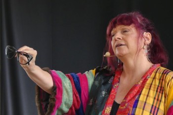 Céline Faucher sur la scène de Barjac (photos Anne-Marie Panigada)