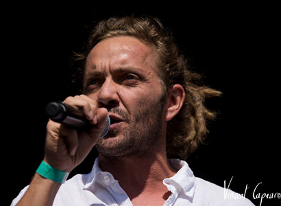 "Bonjour à toutes et à tous, Un bref message pour vous dire à quel point nous sommes déçus et tristes de n’avoir pas pu jouer devant vous hier soir. C’est la mort dans l’âme que l’organisation, mon équipe et moi-même avons pris cette décision dans la précipitation. Nous avons dû, en moins de cinq minutes, envisager toutes les possibilités de repli et la conclusion s’est imposée à nous : il nous était totalement impossible d’adapter et d’assurer notre spectacle dans une formule acoustique. On m’a reproché de ne pas monter sur scène pour vous saluer et/ou faire un slam ou deux. Je comprends tout à fait votre amertume, votre déception, voire même votre colère pour certains. Sachez juste que nous avons mis en scène et en musique ce répertoire et c’est cette mise en scène que je voulais absolument vous présenter. Quand on m’a annoncé l’annulation, je vous l’avoue, j’étais totalement déboussolé, incapable de prendre une décision qu’il fallait pourtant prendre. Voilà, j’espère du fond du cœur que vous comprendrez ma position et que vous ne prendrez pas pour du snobisme ou de l’indifférence ce qui fut juste une suite de contraintes techniques et artistiques. Je garde espoir de vous retrouver sur ce magnifique festival et de partager un beau moment avec vous…sous le soleil !!! Merci à toute l’équipe de Barjac m'en chante pour l’accueil chaleureux, et un grand bravo à Yoanna d’avoir réchauffé le chapiteau !!" Govrache 4 août 2021 Photo©Vincent Capraro2019