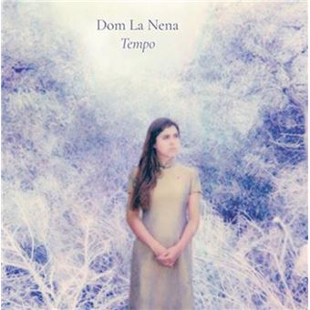 TEMPO est tout  imprégné de la saudade brésilienne, ce sentiment de mélancolie, de nostalgie et d'aspiration au bonheur, d'où monte toujours l'espoir. Que Dom traduit aussi dans ses chansons en espagnol argentin, No tengas medio (N'aie pas peur), Todo tiene su fin (Tout a une fin), Quién podrá saber lo (Qui peut le savoir).  Même la plus entraînante de ses chansons, Vejo passar, parle de temps, d'étoiles qui passent, et d'amour qui ne vient pas. Un album de miel pourtant, puisque il est Doux de rêver... Tempo est aussi le titre d'un des trois instrumentaux, inspiré de son passé de musicienne classique. Un album qu'elle assume de faire toute seule, sensible, fragile, courageuse, « Oiseau perdu / Dans mes rêves inconnus / Oiseau sauvage / Donne-moi ton courage » 