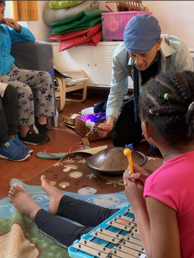 Sachem Fred Pichot en atelier animation enfants , doc Marseille Jazz des 5 continents