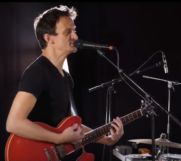 EN CONCERT Le 16 octobre 2021 Guillaume Farley revenait en trio au Petit-Duc à Aix-en-Provence, présentant son nouvel album enregistré mais pas encore sorti. J'étais restée sur un seul-et-multiple en scène vu dans le même lieu en 2018, où Guillaume assumait tout, monologues plein d'humour, basse, chanson de création, mélancolique ou d'auto-dérision, maîtrise absolue des mots, de l'expression des sentiments et des sensations, et reprises re-créatives. Quelle surprise de le retrouver dans une pop électro funk très 80', tendance Gainsbourg, frimeur cynique semblant détaché de tout, juste intéressé par Une peau nouvelle. Pourtant c'est avec un clin d'œil à Brassens « J'avais l'air d'un ringue avec ma bague / Sous mon arbre » qu'on le retrouve Pour toujours un faux rêveur. Comme s'il s'était blindé contre toutes les émotions qui pouvaient l'atteindre : « T'as tout fait pour te mettre à l'abri / Préservé du moindre ressenti / Puisque tu ne sais pas quoi en faire » en une ritournelle jolie de boîte à musique. Avec des jeux de mots à ouïr autant qu'à lire, concoctés en complicité avec Roch Havet. Il ne faut pourtant pas gratter très fort pour retrouver cette mélancolie touchante et les mots pour le dire dans ce Fantôme poignant. Avec David Hadjaj au clavier et Edouard Coquard à la batterie et à la machine, le réalisateur de l'album, il abordait la scène avec la chanson de Nicolas Jules, aveu de vulnérabilité et de tendre indulgence : « Tu peux me manger / Et mon cœur est à prendre / Comme un dessert ». Avec une batterie-battement de cœur plus organique, moins parfaite mais plus poignante que dans l'album. Un medley jazzy de ses anciennes chansons tant de 2011 que du très émouvant et spirituel J'attends un événement de 2016, retrouvant alors les mélodiques notes du piano. Déboulant sur ce nouveau titre, Ma perspective, groovant en (superbe) saxophone californien, comme un roman photo qui ne peut s'empêcher de sonner juste malgré les volontaires clichés. Un juste mélange de chansons mélancoliques ou dansantes, spécial disco de la Chanson du micro, et cet hymne cybernétique humoristique mais si tendre à sa Tobias, sa basse, Mais grave.