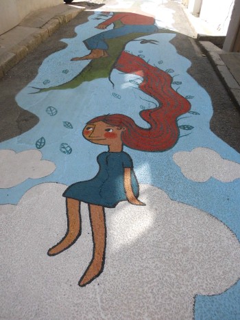 La rue qui mène à la place de la Résistance (détail - photo MK)