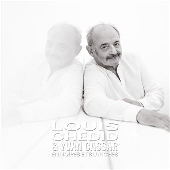 Après Vivre (Arno avec Sofiane Pamar, un vrai coup de cœur), et Amours & pianos (Nicoletta, avec Johan Dalgaard et le regretté Jean-Jacques Genevard) la collection s’enrichit avec En noires et blanches, où Louis Chedid prend le pari de chanter des chansons conçues au départ à la guitare sur le piano d'Yvan Cassar. Quinze titres de la fin des années 70 à maintenant nous font redécouvrir l'incroyable actualité de Louis Chedid - Le chacha de l'insécurité a été écrit en 1983 - sa sensibilité aussi, avec cette Les absents ont toujours tort, écrite en hommage à Patrick Dewaere. Hold-up, la chanson qui m'avait pétrifiée à l'Olympia en vedette anglaise de Nicole Croisille, manque à l'appel, trop cinématographique pour le piano-voix (Ainsi soit-il devient ainsi le livre de photos qu'on feuillette plutôt que le film « caméra zoome arrière » du départ), mais on redécouvre la délicatesse de Ces mots sont pour toi, et tout Chedid se résume à ce T'as beau pas être beau, (… Monde cinglé, J’t’ai dans la peau, J’t’aime, t’aime, t’aime), 1978 et pas une ride. Une vision affûtée sous une tonne de tendresse.  Catherine LAUGIER