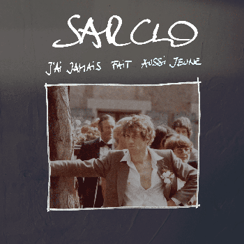 SARCLO, LE JOLI PAVÉ !  Son dernier disque, Gueuler comme un putois, remontait à il y a douze ans, après voir bouclé non son cercueil mais son intégrale : le coffret délicieusement nommé Un enterrement de première classe. Et pis plus rien, si ce n’est son Dylan qu’il s’échine à traduire depuis des années. Bon, Sarclo n’a cependant pas chômé : il a bâti de ses mains et de sa sueur (et celles de quelques copains) une salle de spectacles, à Montreuil, et c’est pas rien : l’œuvre est d’utilité publique. Comme, je le crois, tout ce qu’il nous a chanté. Le voici de nouveau (ou enfin, c’est selon) d’actualité, non pour une nouveauté (encore que) mais par un pavé, élégant et soyeux bouquin qui reprend tous ses textes, nous offre quatre CD, musarde entre ses commentaires, réflexions et recommandations. Et nous présente quelques-uns des amis dont il a eut le bon goût de s’entourer. C’est plus lourd encore que son coffret d’Enterrement (tout juste 450 grammes, une paille) : là, on frôle le kilo, c’est dire si Sarclo pèse de tout son poids. Et c’est vrai – je le pense – que Sarclo pèse à sa manière dans la chanson. Qu’on le veuille ou non, il en est un des plus sûrs repères, quelque fois irritant mais cependant captivant. Parmi les cadeaux que vous pouvez vous faire dès à présent, parmi ceux que vous pourrez envisager à prochainement offrir sous le sapin ou sous le gui, il y a ce Bouquin, raisonnable monument à qui aime la chanson, à qui aime ses chansons. Même si Sarclo n’est pas, loin s’en faut, parole d’évangile, il est de ceux qu’on gagne à lire : lire ses propos comme ses chansons, où on triera le bon grain de l’ivraie, le savoir vivre du souhaitable incongru, pour au final tout prendre, tout aimer.  MICHEL KEMPER 
