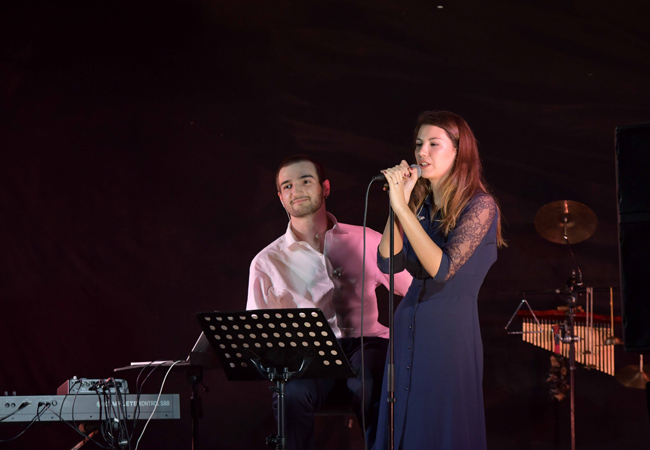 Carla Mnt (première partie d’Alcaz), Paul Textoris au piano et à la guitare, Carla au chant.