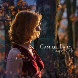 L’ALBUM
Le disque s’intitule Crépuscule et la pochette nous montre l’artiste photographiée dans une forêt, à une heure entre chien et loup. De la nature, il en sera souvent question dans les treize chansons qui le composent, que l’on s’en soucie dans un monde qui va à sa perte (Boulevard des Capucines), qu’on en apprécie certains éléments (Les Véroniques, Je voudrais être une goute d’eau, Vent) ou qu’on y trouve une métaphore à nos relations (La rose et l’olivier, Les cataractes)… La poésie délicate de Camille Laïly s’ancre dans l’environnement, dans une sorte d’animisme salvateur. Ses rythmes de jazz-folk se parent de beaux arrangements mitonnés par Hugo Corbin et Nicolas Fleury. Le chant de l’artiste est la cerise rouge vif du savoureux gâteau.