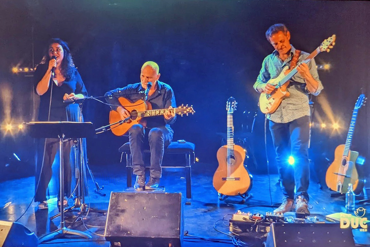 Yor au Petit-Duc avec Vanille En fin de saison, en juin 2022 Yor était venu, en co-plateau avec Vanille, sur la scène du Petit Duc nous faire un concert aussi mélancolique que drôle et réconfortant. Mêlant histoires de vie, textes dits et chantés de sa voix chaleureuse, nous contant la comédie comme la tragédie de la vie, lui qui en est une sorte de miraculé. Capable d'enchaîner Dji Guido (« Soutien » en peuhl) se terminant par un hommage ému à sa mère, avec un genre de syndrome de la Tourette qui lui fait crier « Pute borgne ! », l'injure favorite de son papa, ou un sensuel jeu des rimes attendues qui n'arrivent pas, pour sa « bougresse en manque de caresses ». Il nous a soufflé le chaud et le froid, entre ballades émouvantes et stand-up drôle, pour nous laisser son message : Emerveille-toi. Envole-toi nous fut donné en primeur de son futur album à paraître, grand moment d'émotion, et le concert finit par un duo improvisé avec Vanille, pour une autre chanson du futur album « Encore une fois ». Le roman On n’est jamais à l’abri… d’une nouvelle joie (Éditions Jouvence) est disponible depuis janvier. - Catherine LAUGIER