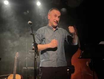 Nicolas Bacchus lors du "concert de sortie d'album" la veille à A Thou Bout d'Chant (photos Anny-Claude Durbet)