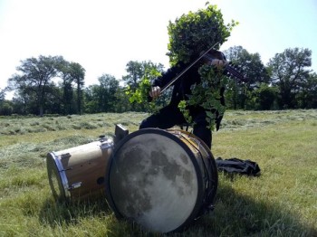 Dans un champ, pause dansante d'une Randonnée musicale (photos MK)