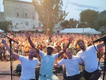 Sur la place d'Antraigues, du jamais vu pour Gyslain N. (photo non créditée)