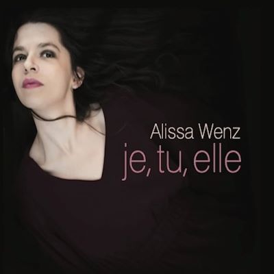 JE TU ELLE l'album Fin 2022 sort le premier album studio d'Alissa Wenz chez EPM, entièrement de sa plume et de sa composition, arrangé et réalisé par Romain Didier qui y tient également piano et claviers. Les cordes - violons, violoncelle, alto, basse - les cuivres - clarinette et bugle – la batterie et les percussions viennent compléter l'atmosphère. Je, tu, elle, c'est ainsi que commencent les trois premiers titres de l'album, comme du spectacle : « Je veux jouer, danser flotter me balader me balancer m'en balancer », garder la liberté, la créativité et la sincérité de l'enfance sans obéir aux injonctions et aux convenances. « Tu cours » fait le tour d'une vie, « T'as rien vu venir le temps glisse de tes mains ». Quant à Elle (dit non), c'est sans doute la chanson la plus proche de l'esprit d'Anne Sylvestre, en même temps qu'un parfait écho des préoccupations actuelles, dans sa conclusion qui résume tout: « Adieu tout ce qu'on n'a pas choisi ». Tout l'album est quête de liberté, quête de soi, avec ses interrogations, ses désirs contradictoires, ceux d'un amour sans entraves, sans a priori. Des femmes s'y croisent : une enfant harcelée, différente, toute de vie intérieure, une femme mystérieuse... Des émotions, des passions, des souvenirs, des regrets, dans une écriture juste, intemporelle, originale. Et la satire des temps sous-jacente, avec l'humour d'une Dame dans la boîte.