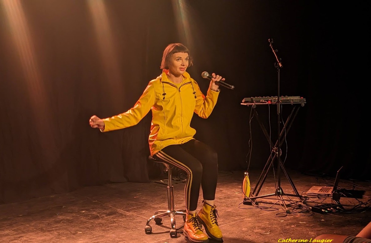 Off Avignon 2023 : Adélys, la liberté porte un ciré jaune