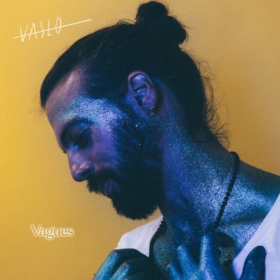 VAGUES, l'album  Six nouveaux titres en 2023 après le neuf titres de 2020 (dont six en français) récompensés de quatre prix, cumulant les suffrages du Jury et du Public, dont le Moustaki 2021 et le Charles-Cros 2022. Ce qui distingue ce nouvel album, ce sont les retrouvailles avec la clarinette, son instrument de jeunesse qu'il avait abandonné depuis dix ans, jugeant qu'une guitare conviendrait mieux pour la chanson.  Résultat : chaque chanson devient un vrai morceau musical, avec intro et passages solo, sans jamais sacrifier le sens des textes. Les titres se développent comme des morceaux classiques ou comme des titres de rock progressif : « Casser pour tout recommencer ». Si « Réinventer » ou « Salta » donnent la part belle à la musique, laissant se développer les mélodies à l'entour de refrains-mantras, d'autres titres se font longue dénonciation poétique des abus du genre humain « Il se sont attachés au moindre privilège / Sans voir au-dessus d'eux comment fondent les neiges » ou analyse introspective des obligations sociales que nous nous imposons, « J’voulais qu’on me tienne la main / Qu’on m’aide à traverser(...) Tout ça pour n’pas penser/ J’voulais pas faire de vagues ». C'est une incitation à se libérer, à trouver sa voie, tout comme dans la chanson de l'album précédent À travers. Dans les deux cas l'album délivre un message positif face au monde imparfait qui nous entoure, nous engageant à prendre nos vies en main : « Allez, allez », un message d'Amour (s) slamé, cuivré, même s'il soulève des questions, pesant le plus et le moins. « Un espace sans interdit  où chacun paye son addition ».  Et d'amitié, redéfinissant la chanson : celle qui vous appartient « Chante encore une fois / Pour que s'accorde toutes nos voix », comme une réponse au « Chanter c'est lancer des balles », de Souchon.   
