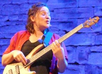 Marion Cousineau sur la scène de Barjac en 2022 (photo Anne-Marie Panigada)