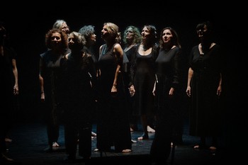 Des femmes chantent